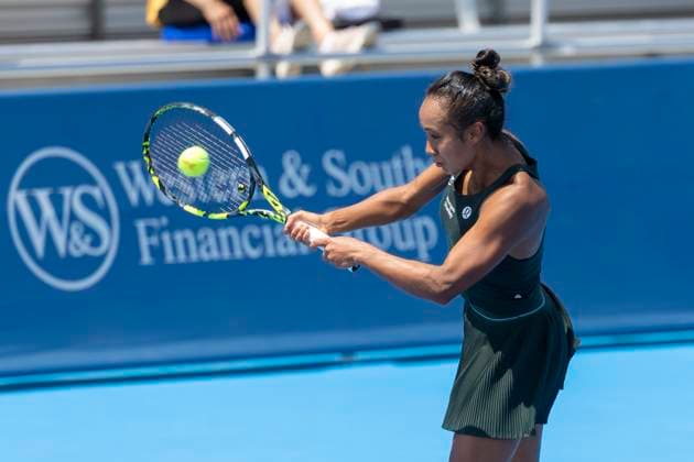 August 9, 2025, Mason, Ohio, USA: Mason, Ohio; Cincinnati Open Tennis Tournament - 2025 08 09 - Leylah Fernandez plays a ball against opponent Jessica Bouzas Maneiro. - ZUMAPress Mason USA - ZUMAn24_ 20250809_zaf_n24_051 Copyright: xWallyxNellx