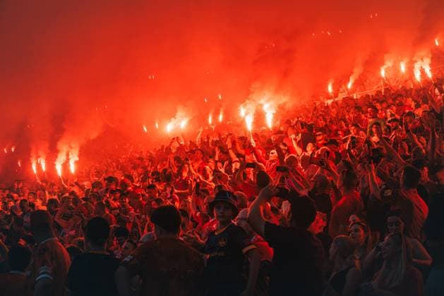 Pyrotechnik in der Westkurve, 1. FC Kaiserslautern vs FC Schalke 05, Fussball, 2. Bundesliga, 2. Spieltag, Saison 2025 2026, 09.08.2025 1. FC Kaiserslautern vs FC Schalke 05, Fussball, 2. Bundesliga, 2. Spieltag, Saison 2025 2026, 09.08.2025 *** Pyrotechnics in the Westkurve, 1 FC Kaiserslautern vs FC Schalke 05, Football, 2 Bundesliga, Matchday 2, Season 2025 2026, 09 08 2025 1 FC Kaiserslautern vs FC Schalke 05, Football, 2 Bundesliga, Matchday 2, Season 2025 2026, 09 08 2025 Copyright: xEibner-Pressefoto AlexanderxNeisx EP_ANS