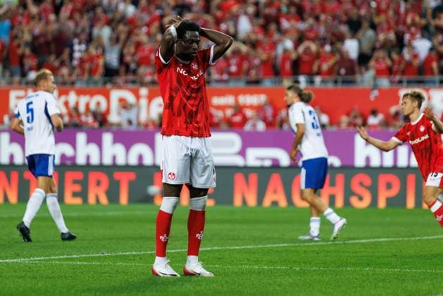 Faride Alidou (1.FC Kaiserslautern) nach seinem Fehlschuss, 1. FC Kaiserslautern vs FC Schalke 05, Fussball, 2. Bundesliga, 2. Spieltag, Saison 2025 2026, 09.08.2025 1. FC Kaiserslautern vs FC Schalke 05, Fussball, 2. Bundesliga, 2. Spieltag, Saison 2025 2026, 09.08.2025 *** Faride Alidou 1 FC Kaiserslautern after his miss, 1 FC Kaiserslautern vs FC Schalke 05, Football, 2 Bundesliga, Matchday 2, Season 2025 2026, 09 08 2025 1 FC Kaiserslautern vs FC Schalke 05, Football, 2 Bundesliga, Matchday 2, Season 2025 2026, 09 08 2025 Copyright: xEibner-Pressefoto AlexanderxNeisx EP_ANS
