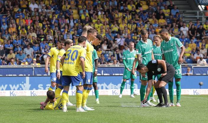 Schiedsrichter Konrad Oldhafer Fussball, Herren, Saison 2025 2026 2.BL, Eintracht Stadion, Eintracht Braunschweig gegen Spielvereinigung Greuther Fuerth 3-2 DFL REGULATIONS PROHIBIT ANY USE OF PHOTOGRAPHS AS IMAGE SEQUENCES AND OR QUASI-VIDEO.