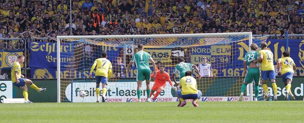 Hier erzielt Sebastian Polter (Eintracht Braunschweig) in der Nachspielzeit per Elfmeter das 3-2 Siegtor Fussball, Herren, Saison 2025 2026 2.BL, Eintracht Stadion, Eintracht Braunschweig gegen Spielvereinigung Greuther Fuerth 3-2 DFL REGULATIONS PROHIBIT ANY USE OF PHOTOGRAPHS AS IMAGE SEQUENCES AND OR QUASI-VIDEO.