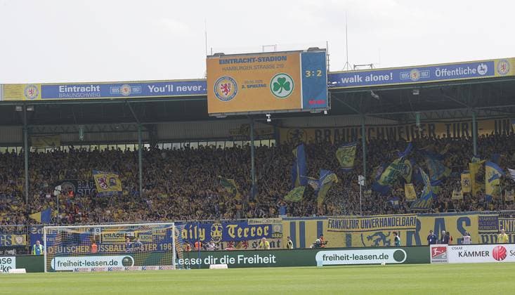 Anzeigenkurve mit Endergebnis 3-2 Fussball, Herren, Saison 2025 2026 2.BL, Eintracht Stadion, Eintracht Braunschweig gegen Spielvereinigung Greuther Fuerth 3-2 DFL REGULATIONS PROHIBIT ANY USE OF PHOTOGRAPHS AS IMAGE SEQUENCES AND OR QUASI-VIDEO.