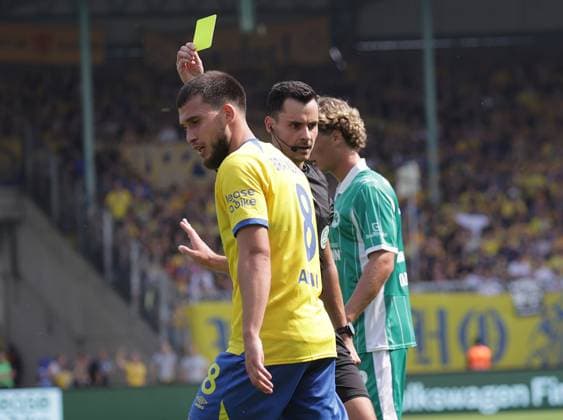 Mehmet Aydin (Eintracht Braunschweig) bekommt die gelbe Karte Fussball, Herren, Saison 2025 2026 2.BL, Eintracht Stadion, Eintracht Braunschweig gegen Spielvereinigung Greuther Fuerth 3-2 DFL REGULATIONS PROHIBIT ANY USE OF PHOTOGRAPHS AS IMAGE SEQUENCES AND OR QUASI-VIDEO.