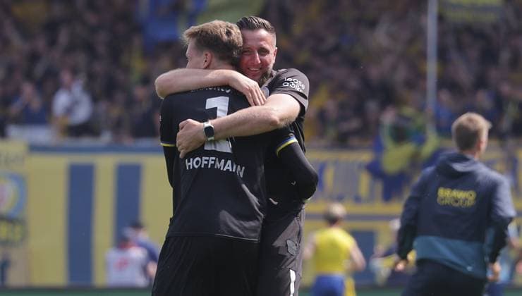Freude bei Torhueter Ron Thorben Hoffmann (Eintracht Braunschweig) und Torwarttrainer Jasmin Fejzic (Eintracht Braunschweig) Fussball, Herren, Saison 2025 2026 2.BL, Eintracht Stadion, Eintracht Braunschweig gegen Spielvereinigung Greuther Fuerth 3-2 DFL REGULATIONS PROHIBIT ANY USE OF PHOTOGRAPHS AS IMAGE SEQUENCES AND OR QUASI-VIDEO.