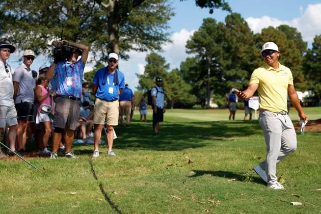 MEMPHIS, TN - AUGUST 09: Kurt Kitayama of the United States talks with the crowd after hitting his tee shot into the crowd during the third round of the FedEx St. Jude Championship, August 9, 2025, at TPC Southward in Memphis, Tennessee. (Photo by Matthew Maxey Icon Sportswire) GOLF: AUG 09 PGA, Golf Herren FedEx Cup Playoffs - FedEx St. Jude Championship EDITORIAL USE ONLY Icon250809074