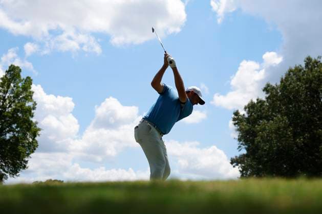 MEMPHIS, TN - AUGUST 09: Scottie Scheffler of the United States hits his tee shot on No. 8 during the third round of the FedEx St. Jude Championship, August 9, 2025, at TPC Southward in Memphis, Tennessee. (Photo by Matthew Maxey Icon Sportswire) GOLF: AUG 09 PGA, Golf Herren FedEx Cup Playoffs - FedEx St. Jude Championship EDITORIAL USE ONLY Icon250809029