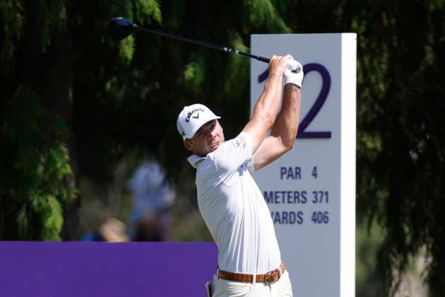 MEMPHIS, TN - AUGUST 09: Sam Burns of the United States watches his drive off the No. 12 tee during the third round of the FedEx St. Jude Championship, August 9, 2025, at TPC Southward in Memphis, Tennessee. (Photo by Matthew Maxey Icon Sportswire) GOLF: AUG 09 PGA, Golf Herren FedEx Cup Playoffs - FedEx St. Jude Championship EDITORIAL USE ONLY Icon250809006