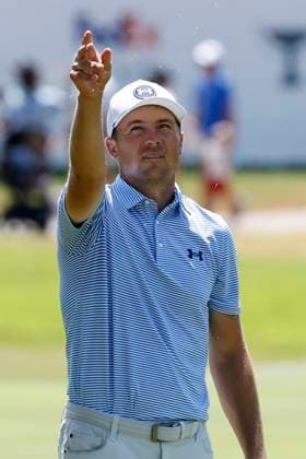 MEMPHIS, TN - AUGUST 09: Jordan Spieth of the United States tosses grass in the air to check the wind on No. 18 during the third round of the FedEx St. Jude Championship, August 9, 2025, at TPC Southward in Memphis, Tennessee. (Photo by Matthew Maxey Icon Sportswire) GOLF: AUG 09 PGA, Golf Herren FedEx Cup Playoffs - FedEx St. Jude Championship EDITORIAL USE ONLY Icon250809025