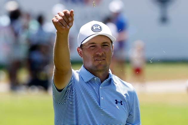 MEMPHIS, TN - AUGUST 09: Jordan Spieth of the United States checks the wind on No. 18 during the third round of the FedEx St. Jude Championship, August 9, 2025, at TPC Southward in Memphis, Tennessee. (Photo by Matthew Maxey Icon Sportswire) GOLF: AUG 09 PGA, Golf Herren FedEx Cup Playoffs - FedEx St. Jude Championship EDITORIAL USE ONLY Icon250809026