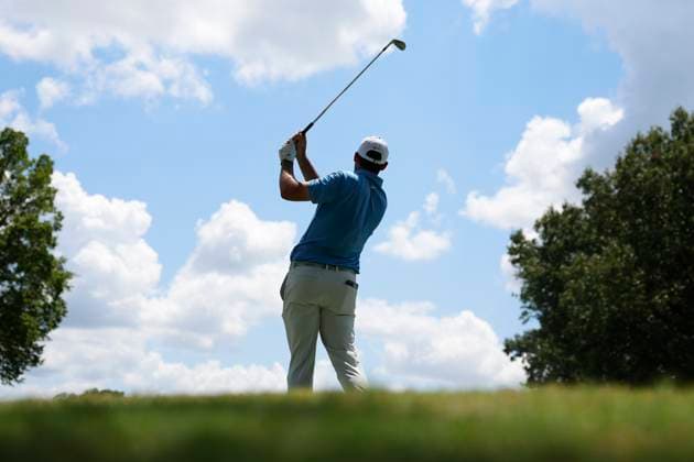 MEMPHIS, TN - AUGUST 09: Scottie Scheffler of the United States watches his tee shot on No. 8 during the third round of the FedEx St. Jude Championship, August 9, 2025, at TPC Southward in Memphis, Tennessee. (Photo by Matthew Maxey Icon Sportswire) GOLF: AUG 09 PGA, Golf Herren FedEx Cup Playoffs - FedEx St. Jude Championship EDITORIAL USE ONLY Icon250809030
