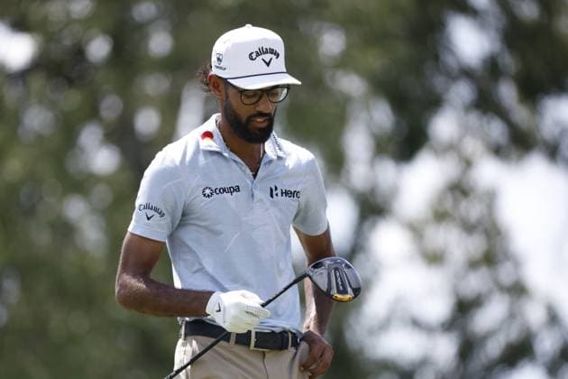 MEMPHIS, TN - AUGUST 09: Akshay Bhatia of the United States looks down at his driver after teeing off No. 9 during the third round of the FedEx St. Jude Championship, August 9, 2025, at TPC Southward in Memphis, Tennessee. (Photo by Matthew Maxey Icon Sportswire) GOLF: AUG 09 PGA, Golf Herren FedEx Cup Playoffs - FedEx St. Jude Championship EDITORIAL USE ONLY Icon250809038