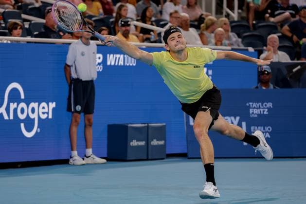 August 9, 2025, Mason, Ohio, U.S: Taylor Fritz (USA) stretches to reach a shot to the corner during SaturdayÃ¢â‚¬â ¢s second round of the Cincinnati Open at the Lindner Family Tennis Center, Mason, Oh. Mason U.S - ZUMAs304 20250809_zaf_s304_007 Copyright: xScottxStuartx