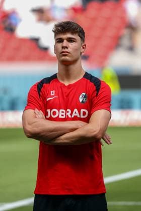 Fußball, Noah Weißhaupt wechselt zum SV Darmstadt, Archivbilder Freiburg, Deutschland 09. August 2026: Testspiel - 2025 2026 - SC Freiburg vs. CA Osasuna Im Bild: Noah Weißhaupt Weisshaupt (SC Freiburg) Europa Park Stadion Baden Württemberg *** Freiburg, Germany 09 August 2026 Test match 2025 2026 SC Freiburg vs CA Osasuna In the picture Noah Weißhaupt Weisshaupt SC Freiburg Europa Park Stadion Baden Württemberg Copyright: xFotostandx xHettichx
