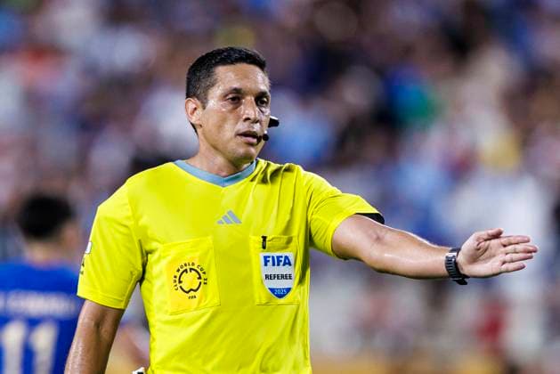 Manchester City FC v Al Hilal - FIFA Club World Cup 2025 Round Of 16 Orlando, Florida - June 30: Referee Jesus Valenzuela Saez during the FIFA Club World Cup 2025 match between Manchester City and Al Hilal at Camping World Stadium Orlando Camping World Stadium Florida United States Copyright: xLatinxSportxImagesx