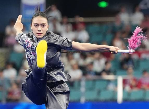 RECORD DATE NOT STATED CHENGDU, 10. August 2025 -- Pang Pui Yee aus Malaysia bestreitet das Finale der Frauen in der Disziplin Changquan-Jianshu-Qiangshu im Wushu-Wettbewerb bei den World Games 2025 in Chengdu in der südwestchinesischen Provinz Sichuan, 9. August 2025. ) In Bildern: Finale der Frauen im Wushu-Wettbewerb Changquan-Jianshu-Qiangshu bei World Games in Chengdu (3) XuxSuhui 