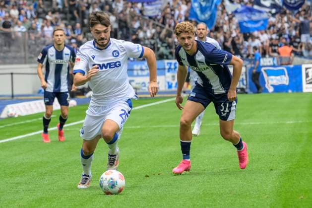 GER, Berlin, Fussball, Hertha BSC vs Karlsruher SC, KSC, DFB, 2 Bundesliga, Spielzeit 2025 2026, 10.08.25 v.l. Lilian Egloff (KSC), Marton Dardai (Hertha BSC), Zweikampf, Action, Kampf, kaempft um den Ball, DFB DFL REGULATIONS PROHIBIT ANY USE OF PHOTOGRAPHS AS IMAGE SEQUENCES AND OR QUASI-VIDEO,