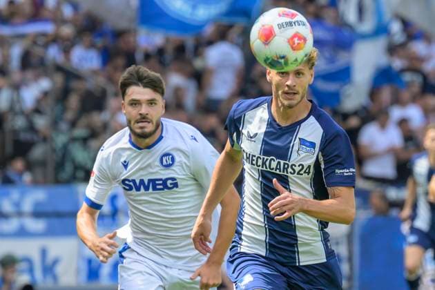 GER, Berlin, Fussball, Hertha BSC vs Karlsruher SC, KSC, DFB, 2 Bundesliga, Spielzeit 2025 2026, 10.08.25 v.l. Lilian Egloff (KSC), Marton Dardai (Hertha BSC), Zweikampf, Action, Kampf, kaempft um den Ball, DFB DFL REGULATIONS PROHIBIT ANY USE OF PHOTOGRAPHS AS IMAGE SEQUENCES AND OR QUASI-VIDEO,