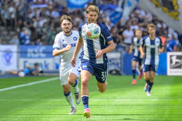GER, Berlin, Fussball, Hertha BSC vs Karlsruher SC, KSC, DFB, 2 Bundesliga, Spielzeit 2025 2026, 10.08.25 v.l. Lilian Egloff (KSC), Marton Dardai (Hertha BSC), Zweikampf, Action, Kampf, kaempft um den Ball, DFB DFL REGULATIONS PROHIBIT ANY USE OF PHOTOGRAPHS AS IMAGE SEQUENCES AND OR QUASI-VIDEO,