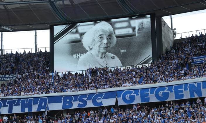 Margot Friedländer, Gedenkminute für die verstobene, prominente, überlebende Jüdin des Holocaust Fußball Fussball DFL 2.Bundesliga Herren 2. Spieltag Saison 2025 2026 10.08.2025 Hertha BSC Berlin vs. Karlsruher SC KSC DFL regulations prohibit any use of photographs as image sequences and or quasi-video