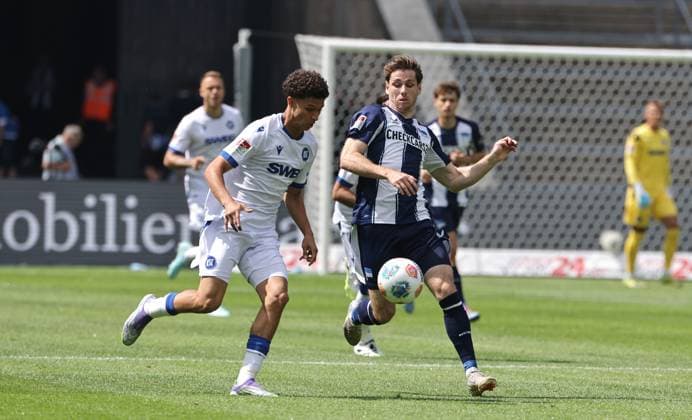 Louey Ben Farhat, Leon Jensen Zweikampf Spielszene Aktion Fußball Fussball DFL 2.Bundesliga Herren 2. Spieltag Saison 2025 2026 10.08.2025 Hertha BSC Berlin vs. Karlsruher SC KSC DFL regulations prohibit any use of photographs as image sequences and or quasi-video