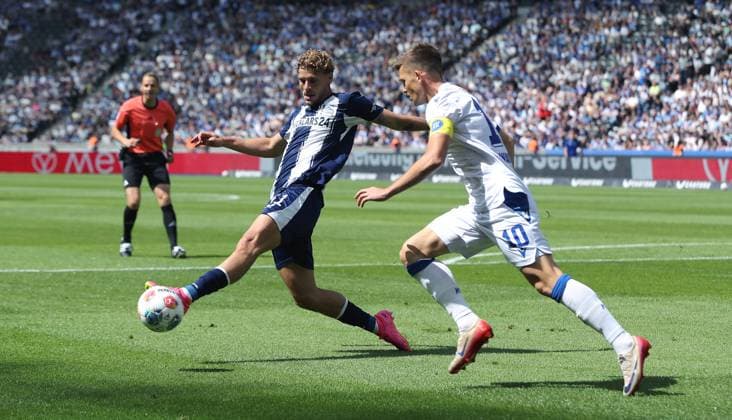 Marton Dardai, Marvin Wanitzek Zweikampf Spielszene Aktion Fußball Fussball DFL 2.Bundesliga Herren 2. Spieltag Saison 2025 2026 10.08.2025 Hertha BSC Berlin vs. Karlsruher SC KSC DFL regulations prohibit any use of photographs as image sequences and or quasi-video