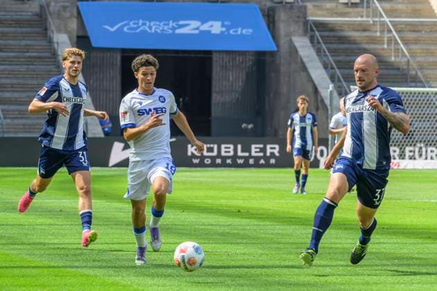 GER, Berlin, Fussball, Hertha BSC vs Karlsruher SC, KSC, DFB, 2 Bundesliga, Spielzeit 2025 2026, 10.08.25 v.l. Marton Dardai (Hertha BSC), Louey Ben Farhat (KSC), Toni Leistner (Hertha BSC), Zweikampf, Action, Kampf, kaempft um den Ball, DFB DFL REGULATIONS PROHIBIT ANY USE OF PHOTOGRAPHS AS IMAGE SEQUENCES AND OR QUASI-VIDEO,