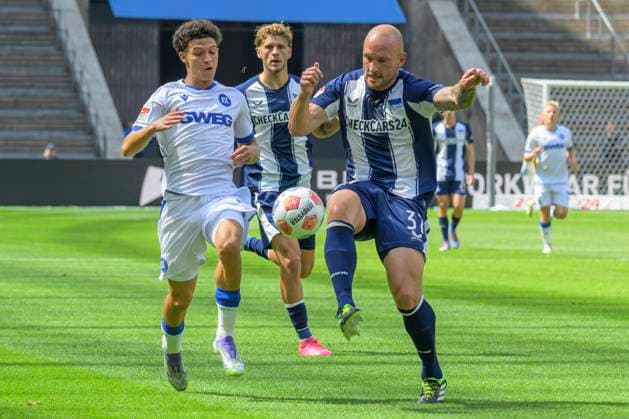 GER, Berlin, Fussball, Hertha BSC vs Karlsruher SC, KSC, DFB, 2 Bundesliga, Spielzeit 2025 2026, 10.08.25 v.l. Marton Dardai (Hertha BSC), Louey Ben Farhat (KSC), Toni Leistner (Hertha BSC), Zweikampf, Action, Kampf, kaempft um den Ball, DFB DFL REGULATIONS PROHIBIT ANY USE OF PHOTOGRAPHS AS IMAGE SEQUENCES AND OR QUASI-VIDEO,