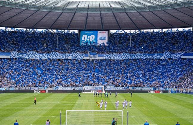 Fussball, Herren, Saison 2025 2026, 2. Bundesliga (2. Spieltag), Hertha BSC - Karlsruher SC, Fans von Hertha mit Choreografie, 10.08. 2025,
