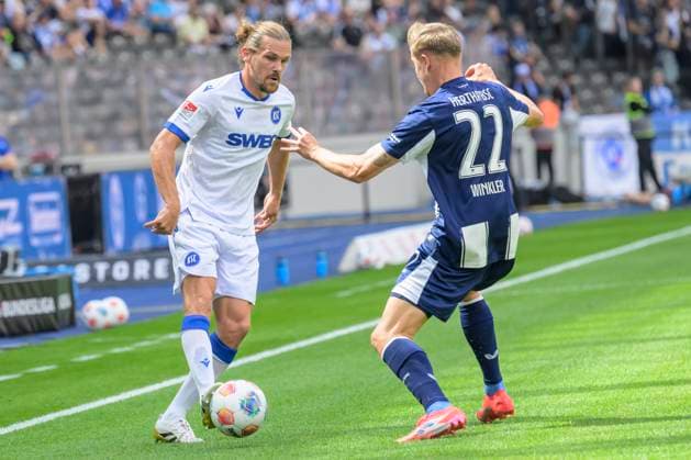 GER, Berlin, Fussball, Hertha BSC vs Karlsruher SC, KSC, DFB, 2 Bundesliga, Spielzeit 2025 2026, 10.08.25 v.l. Sebastian Jung (KSC), Marten Winkler (Hertha BSC), Zweikampf, Action, Kampf, kaempft um den Ball, DFB DFL REGULATIONS PROHIBIT ANY USE OF PHOTOGRAPHS AS IMAGE SEQUENCES AND OR QUASI-VIDEO,
