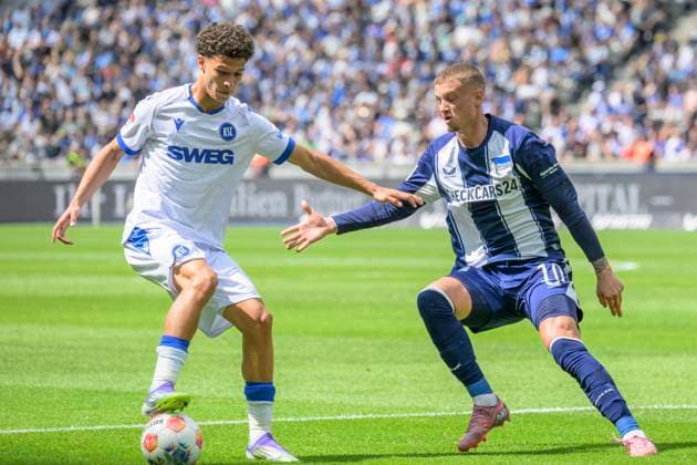GER, Berlin, Fussball, Hertha BSC vs Karlsruher SC, KSC, DFB, 2 Bundesliga, Spielzeit 2025 2026, 10.08.25 v.l. Louey Ben Farhat (KSC), Michael Cuisance (Hertha BSC), Zweikampf, Action, Kampf, kaempft um den Ball, DFB DFL REGULATIONS PROHIBIT ANY USE OF PHOTOGRAPHS AS IMAGE SEQUENCES AND OR QUASI-VIDEO,