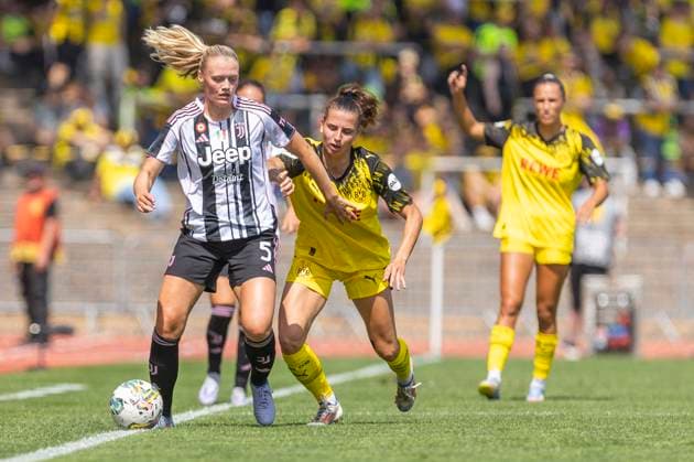 Testspiel Frauen: Borussia Dortmund - Juventus Turin; 10.08.2025 Mathilde Harviken (Juventus Turin, 5), Jasmin Jabbes (Borussia Dortmund, 5) im Testspiel zwischen Borussia Dortmund und Juventus Turin, am 10.08.2025, Stadion Rote Erde, Dortmund. *** Test match women Borussia Dortmund Juventus Turin 10 08 2025 Mathilde Harviken Juventus Turin, 5 , Jasmin Jabbes Borussia Dortmund, 5 in the test match between Borussia Dortmund and Juventus Turin, on 10 08 2025, Stadion Rote Erde, Dortmund Copyright: xBEAUTIFULxSPORTS Meuselx