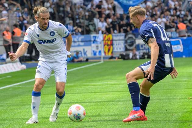 GER, Berlin, Fussball, Hertha BSC vs Karlsruher SC, KSC, DFB, 2 Bundesliga, Spielzeit 2025 2026, 10.08.25 v.l. Sebastian Jung (KSC), Marten Winkler (Hertha BSC), Zweikampf, Action, Kampf, kaempft um den Ball, DFB DFL REGULATIONS PROHIBIT ANY USE OF PHOTOGRAPHS AS IMAGE SEQUENCES AND OR QUASI-VIDEO,