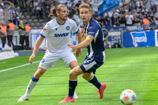 GER, Berlin, Fussball, Hertha BSC vs Karlsruher SC, KSC, DFB, 2 Bundesliga, Spielzeit 2025 2026, 10.08.25 v.l. Sebastian Jung (KSC), Marten Winkler (Hertha BSC), Zweikampf, Action, Kampf, kaempft um den Ball, DFB DFL REGULATIONS PROHIBIT ANY USE OF PHOTOGRAPHS AS IMAGE SEQUENCES AND OR QUASI-VIDEO,