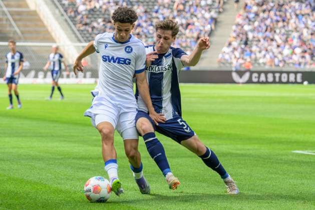 GER, Berlin, Fussball, Hertha BSC vs Karlsruher SC, KSC, DFB, 2 Bundesliga, Spielzeit 2025 2026, 10.08.25 v.l. Louey Ben Farhat (KSC), Leon Jensen (Hertha BSC), Zweikampf, Action, Kampf, kaempft um den Ball, DFB DFL REGULATIONS PROHIBIT ANY USE OF PHOTOGRAPHS AS IMAGE SEQUENCES AND OR QUASI-VIDEO,