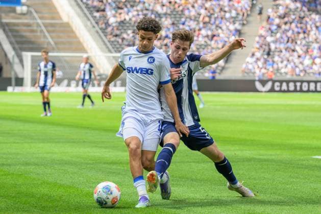 GER, Berlin, Fussball, Hertha BSC vs Karlsruher SC, KSC, DFB, 2 Bundesliga, Spielzeit 2025 2026, 10.08.25 v.l. Louey Ben Farhat (KSC), Leon Jensen (Hertha BSC), Zweikampf, Action, Kampf, kaempft um den Ball, DFB DFL REGULATIONS PROHIBIT ANY USE OF PHOTOGRAPHS AS IMAGE SEQUENCES AND OR QUASI-VIDEO,