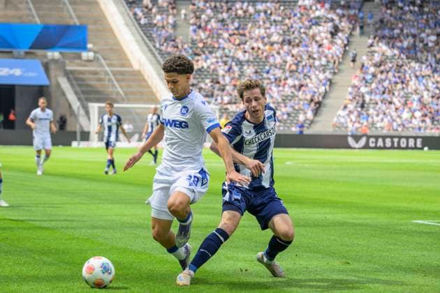 GER, Berlin, Fussball, Hertha BSC vs Karlsruher SC, KSC, DFB, 2 Bundesliga, Spielzeit 2025 2026, 10.08.25 v.l. Louey Ben Farhat (KSC), Leon Jensen (Hertha BSC), Zweikampf, Action, Kampf, kaempft um den Ball, DFB DFL REGULATIONS PROHIBIT ANY USE OF PHOTOGRAPHS AS IMAGE SEQUENCES AND OR QUASI-VIDEO,