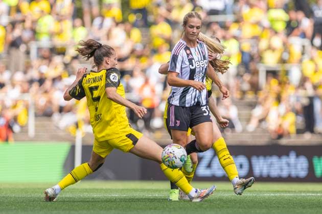 Testspiel Frauen: Borussia Dortmund - Juventus Turin; 10.08.2025 Jasmin Jabbes (Borussia Dortmund, 5), Abi Brighton (Juventus Turin, 33) im Testspiel zwischen Borussia Dortmund und Juventus Turin, am 10.08.2025, Stadion Rote Erde, Dortmund. Copyright: xBEAUTIFULxSPORTS Meuselx