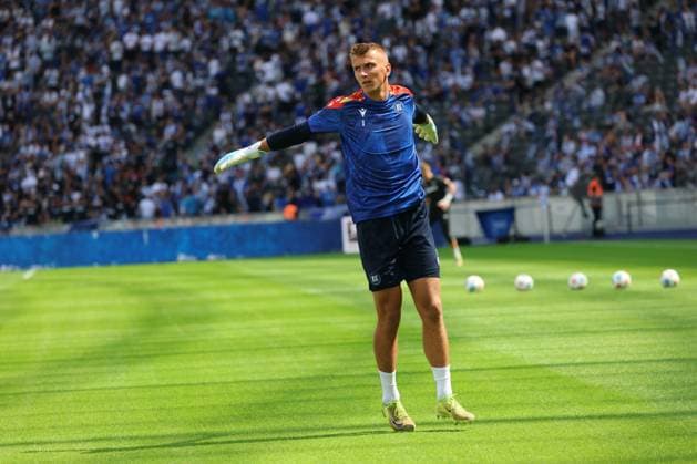 2. Fußball Bundesliga, Hertha BSC - Karlsruher SC Torwart Hans Christian Bernat (Karlsruher SC 1), während der Begegnung in der 2. Fußball Bundesliga, Hertha BSC - Karlsruher SC in Berlin, Olympiastadion, am 10.08.2025. DFB regulations prohibit any use of photographs as image sequences and or quasi video.