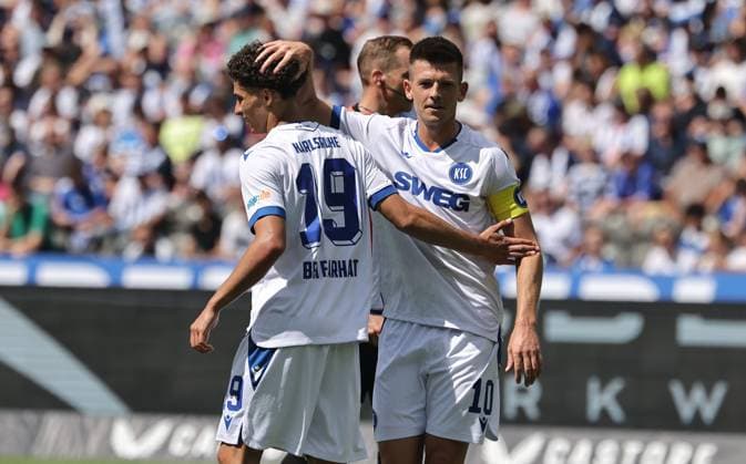 Louey Ben Farhat klatscht ab mit Marvin Wanitzek Aktion Oberkörper Fußball Fussball DFL 2.Bundesliga Herren 2. Spieltag Saison 2025 2026 10.08.2025 Hertha BSC Berlin vs. Karlsruher SC KSC DFL regulations prohibit any use of photographs as image sequences and or quasi-video