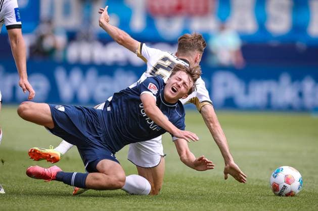 10.08.2025, Fußball, VfL Bochum - SV Elversberg, 2. Fußball Bundesliga, Vonovia Ruhrstadion, Saison 2025 2026: Kacper Koscierski (VfL Bochum 35) im Zweikampf gegen Tom Zimmerschied (Elversberg 29) DFB regulations prohibit any use of photographs as image sequences and or quasi-video. Nordrhein-Westfalen Deutschland *** 10 08 2025, Football, VfL Bochum SV Elversberg, 2 Fußball Bundesliga, Vonovia Ruhrstadion, Saison 2025 2026 Kacper Koscierski VfL Bochum 35 in duel against Tom Zimmerschied Elversberg 29 DFB regulations prohibit any use of photographs as image sequences and or quasi video Nordrhein Westfalen Germany