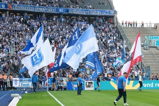 DEU, DFL, 2. FBL, Hertha BSC vs. Karlsruher SC, 10.08.2025, Berliner Olympiastadion, Berlin, DEU, DFL, 2. FBL, Hertha BSC vs. Karlsruher SC, im Bild Fahnen beider Clubs DFL - regulations prohibit any use of Photographs as image sequences and or quasi-video