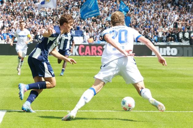 DEU, DFL, 2. FBL, Hertha BSC vs. Karlsruher SC, 10.08.2025, Berliner Olympiastadion, Berlin, DEU, DFL, 2. FBL, Hertha BSC vs. Karlsruher SC, im Bild Maurice Krattenmacher (Hertha BSC Berlin 14), David Herold (Karlsruher SC 20) DFL - regulations prohibit any use of Photographs as image sequences and or quasi-video