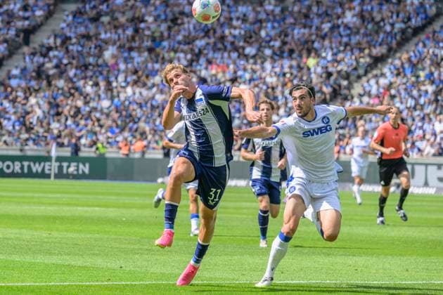 GER, Berlin, Fussball, Hertha BSC vs Karlsruher SC, KSC, DFB, 2 Bundesliga, Spielzeit 2025 2026, 10.08.25 v.l. Marton Dardai (Hertha BSC), Roko Simic (KSC), Zweikampf, Action, Kampf, kaempft um den Ball, DFB DFL REGULATIONS PROHIBIT ANY USE OF PHOTOGRAPHS AS IMAGE SEQUENCES AND OR QUASI-VIDEO,