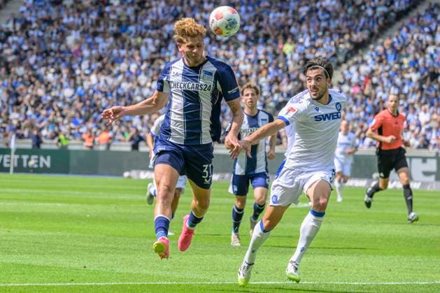 GER, Berlin, Fussball, Hertha BSC vs Karlsruher SC, KSC, DFB, 2 Bundesliga, Spielzeit 2025 2026, 10.08.25 v.l. Marton Dardai (Hertha BSC), Roko Simic (KSC), Zweikampf, Action, Kampf, kaempft um den Ball, DFB DFL REGULATIONS PROHIBIT ANY USE OF PHOTOGRAPHS AS IMAGE SEQUENCES AND OR QUASI-VIDEO,