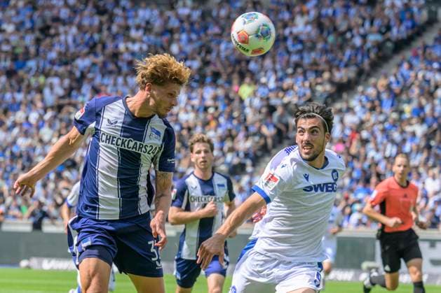 GER, Berlin, Fussball, Hertha BSC vs Karlsruher SC, KSC, DFB, 2 Bundesliga, Spielzeit 2025 2026, 10.08.25 v.l. Marton Dardai (Hertha BSC), Roko Simic (KSC), Zweikampf, Action, Kampf, kaempft um den Ball, DFB DFL REGULATIONS PROHIBIT ANY USE OF PHOTOGRAPHS AS IMAGE SEQUENCES AND OR QUASI-VIDEO,