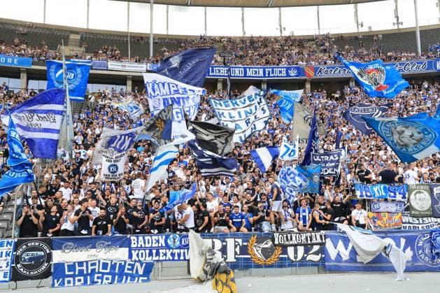 DEU, DFL, 2. FBL, Hertha BSC vs. Karlsruher SC, 10.08.2025, Berliner Olympiastadion, Berlin, DEU, DFL, 2. FBL, Hertha BSC vs. Karlsruher SC, im Bild KSC-Fans DFL - regulations prohibit any use of Photographs as image sequences and or quasi-video