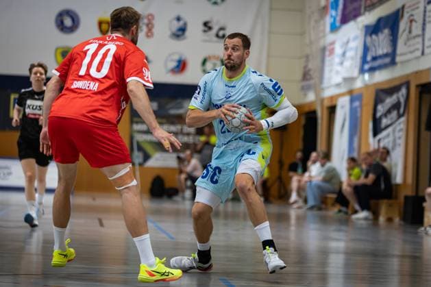 IHC 2025: VfL Gummersbach vs Kolstad IL; 10.08.25 Magnus Søndena (Nr.10, Kolstad IL) gegen Kentin Mahé (Nr.22, VfL Gummersbach) IHC 2025: VfL Gummersbach vs Kolstad IL, KGS-Sporthalle am 10.08.25 Copyright: xBEAUTIFULxSPORTS MarioxM.xKobergx