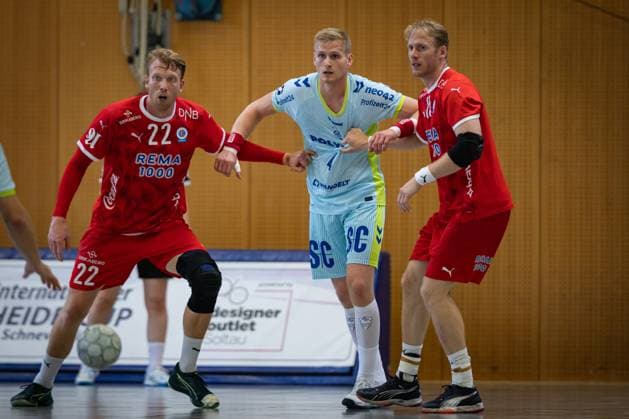 IHC 2025: VfL Gummersbach vs Kolstad IL; 10.08.25 Kampf am Kreis Simon Jeppsson (Nr.22, Kolstad IL), Ellidi Snaer Vidarsson (Nr.04, VfL Gummersbach), Magnus Gullerud (Nr.14, Kolstad IL) IHC 2025: VfL Gummersbach vs Kolstad IL, KGS-Sporthalle am 10.08.25 Copyright: xBEAUTIFULxSPORTS MarioxM.xKobergx