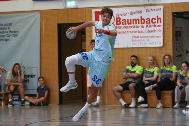 10.08.2025, xgox, Handball - Heide-Cup - Spiel um Platz 5 VfL Gummersbach - Kolstad Handbold emspor, v.l. Julian Koester (Köster, Gummersbach, 7) wirft Tor, Torschuetze, erzielt Tor, Treffer, scores the goal Schneverdingen