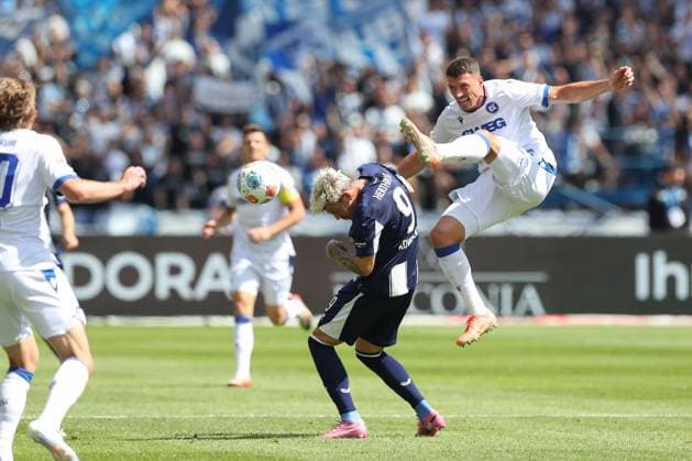 10.08.2025, xtgx, Fussball 2. Bundesliga, Hertha BSC Berlin - Karlsruher SC emspor, v.l. Dawid Kownacki (Hertha), Nicolai Rapp (Karlsruhe, 6) Zweikampf, Duell, Kampf, tackle (DFL DFB REGULATIONS PROHIBIT ANY USE OF PHOTOGRAPHS as IMAGE SEQUENCES and or QUASI-VIDEO) Berlin